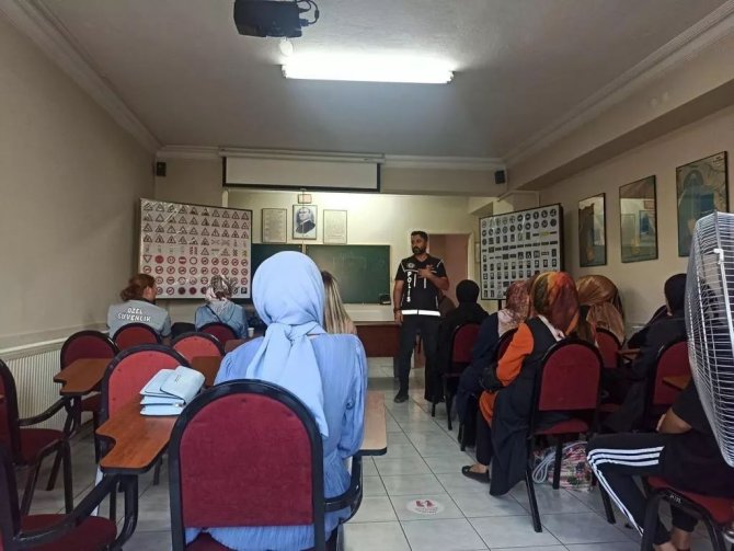 Erzincan’da “En İ̇yi Narkotik Polisi: Anne” Seminerleri Sürüyor