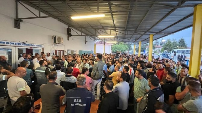 Eskişehir’de Yüzlerce İşçi Zammı Beğenmedi, Belediyeyi Protesto Etti