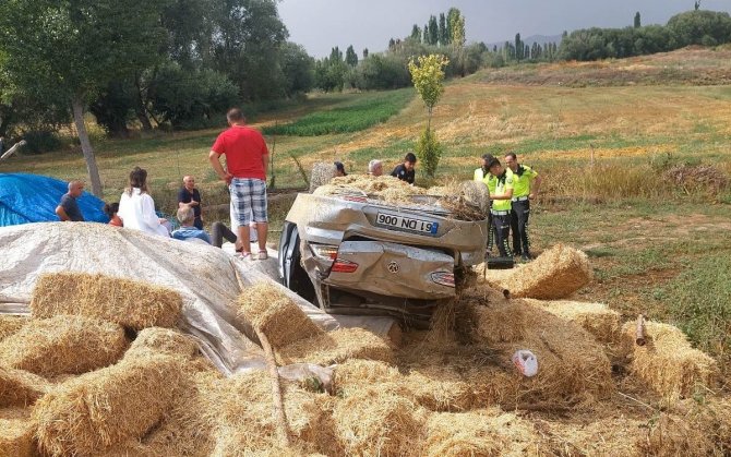 Şarampole Devrilen Otomobildeki 3 Kişi Yaralandı