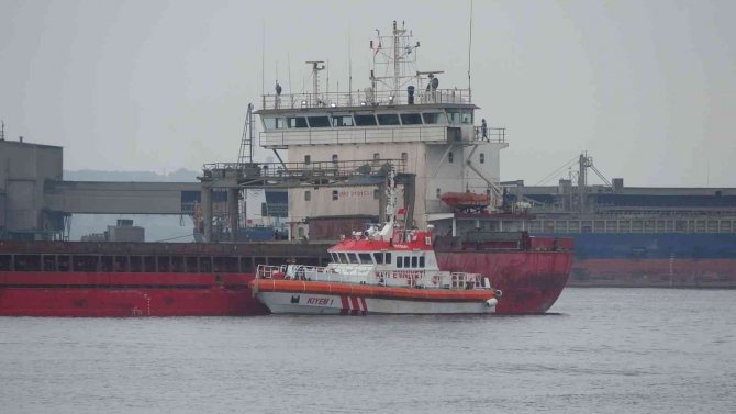Çanakkale Boğazı’nda Karaya Oturan Gemiyi Kurtarma Çalışmaları Başladı