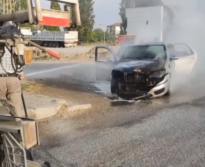 Van’da Seyir Halindeki Otomobil Alev Alev Yandı