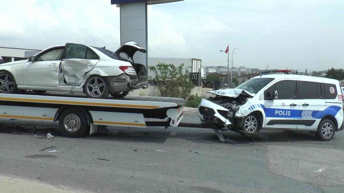 Göreve Giden Polis Ekibi Kaza Yaptı
