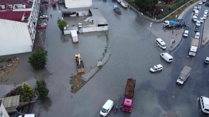 Esenyurt’ta Etkili Olan Sağanak Hayatı Felç Etti