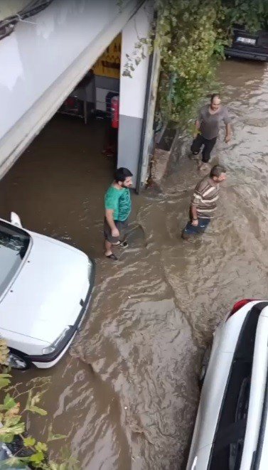 İ̇zmir’i Yeniden Şiddetli Yağış Vurdu