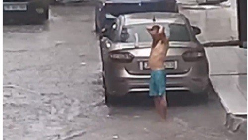 Sağanak Yağmur Altında Şampuanla Duş Aldı