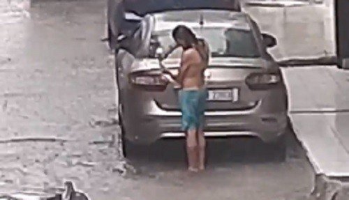 Sağanak Yağmur Altında Şampuanla Duş Aldı