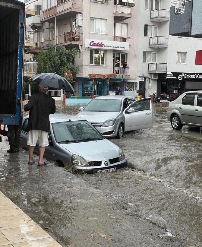 İ̇zmir’i Yeniden Şiddetli Yağış Vurdu