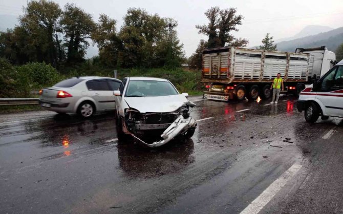 Karabük’te İki Otomobil Çarpıştı: 2 Ağır Yaralı