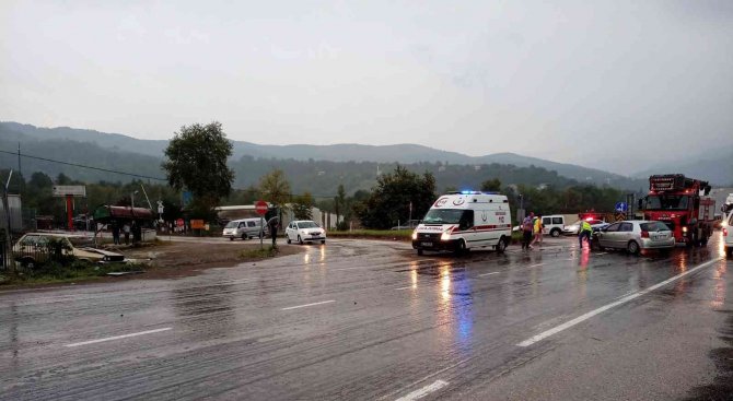 Karabük’te İki Otomobil Çarpıştı: 2 Ağır Yaralı
