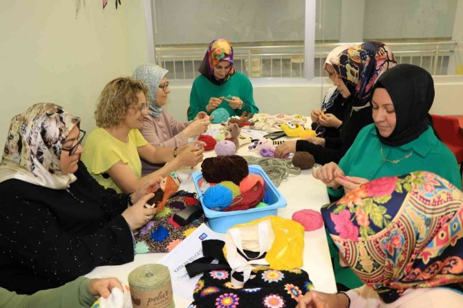 Hem Öğreniyor Hem De Aile Ekonomisine Katkı Sağlıyorlar