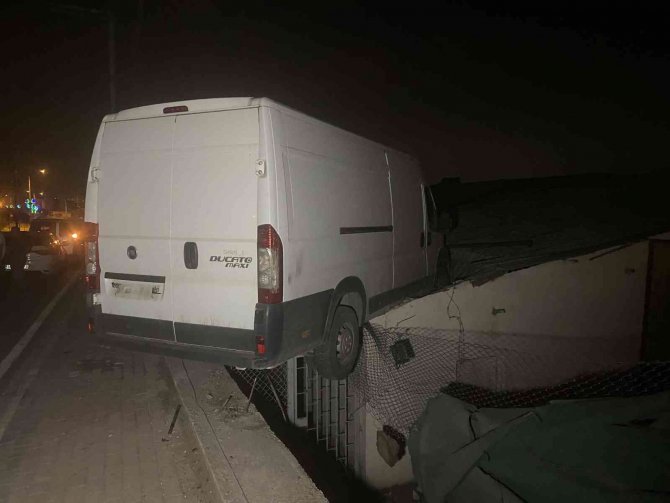 Kocaeli’de İlginç Kaza: Yoldan Çıkan Minibüs Deponun Çatısına Çarptı