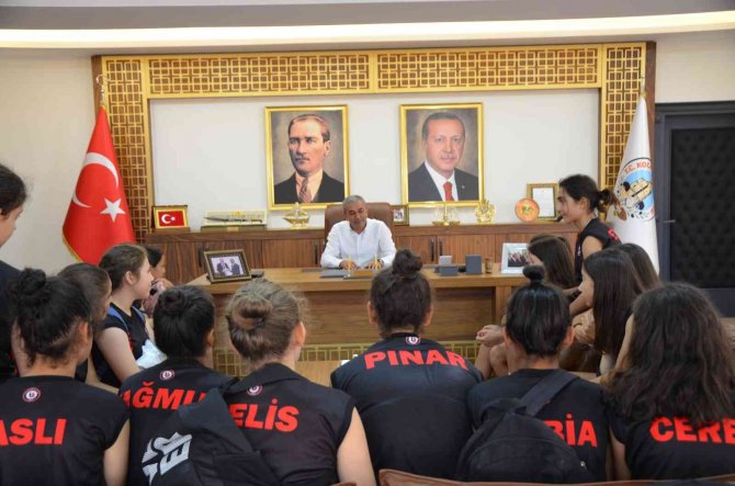 Başkan Kaplan, Voleybolcu Kızları Misafir Etti