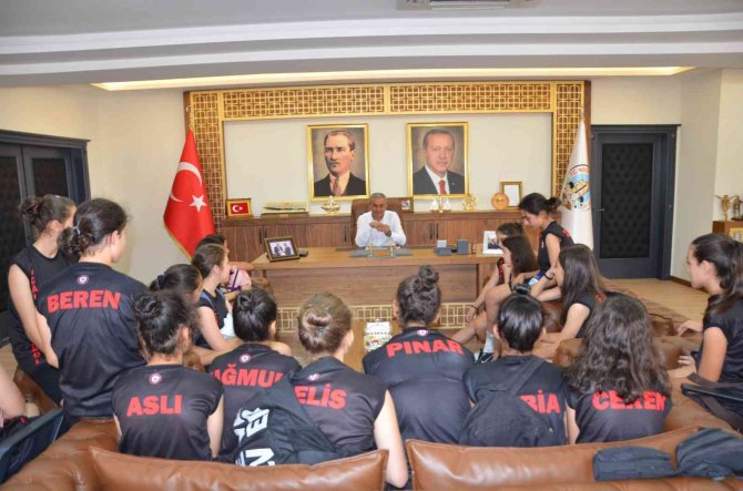 Başkan Kaplan, Voleybolcu Kızları Misafir Etti