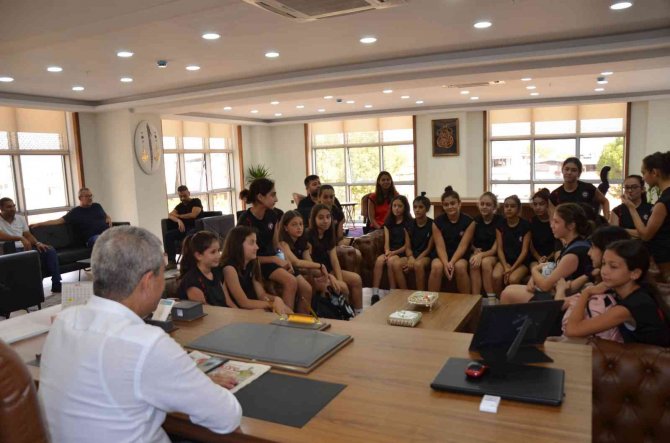 Başkan Kaplan, Voleybolcu Kızları Misafir Etti