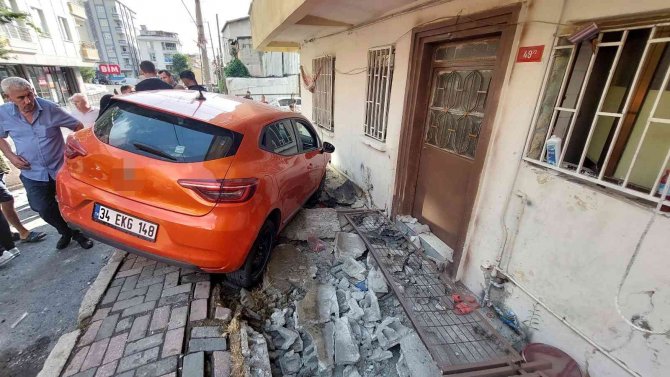 Kontrolden Çıkan Araç Bahçeye Girdi, O Anlar Kamerada