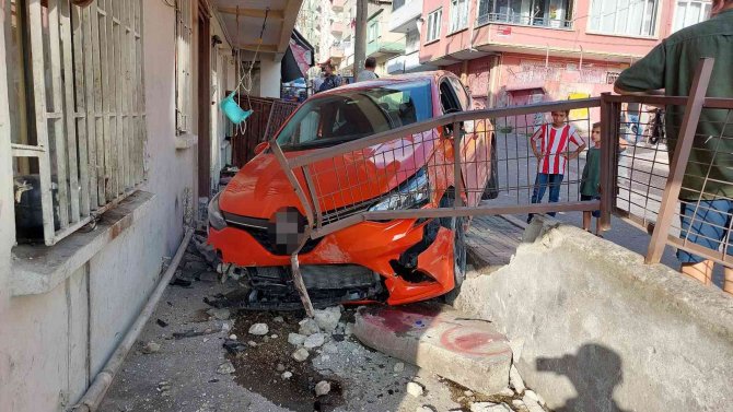 Kontrolden Çıkan Araç Bahçeye Girdi, O Anlar Kamerada