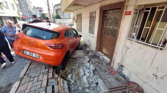 Kontrolden Çıkan Araç Bahçeye Girdi, O Anlar Kamerada