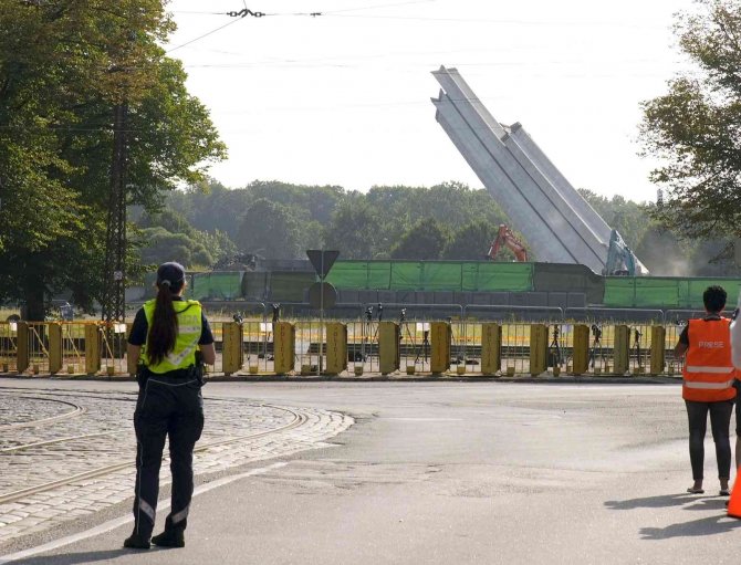 Letonya’da Sovyet Döneminden Kalma 79 Metrelik Anıt Yıkıldı