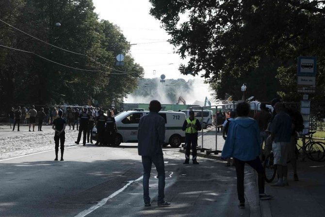 Letonya’da Sovyet Döneminden Kalma 79 Metrelik Anıt Yıkıldı