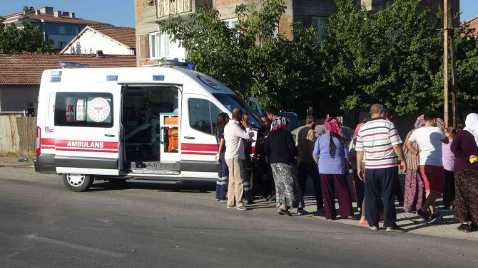 Otomobil İle Çarpışan Hafif Ticari Araç Tarlaya Uçtu