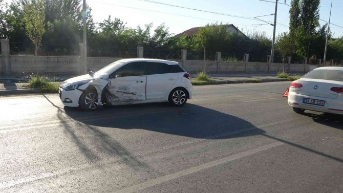 Otomobil İle Çarpışan Hafif Ticari Araç Tarlaya Uçtu