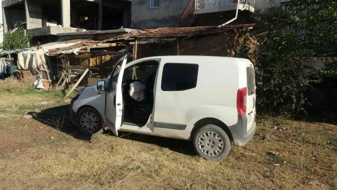 Otomobil İle Çarpışan Hafif Ticari Araç Tarlaya Uçtu