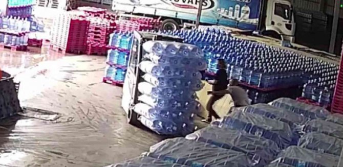 Maltepe’de İşçinin, Geri Geri Gelen Forklift Altında Kaldığı Anlar Kamerada
