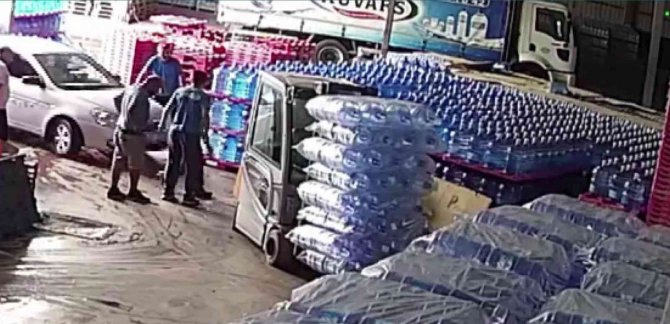 Maltepe’de İşçinin, Geri Geri Gelen Forklift Altında Kaldığı Anlar Kamerada