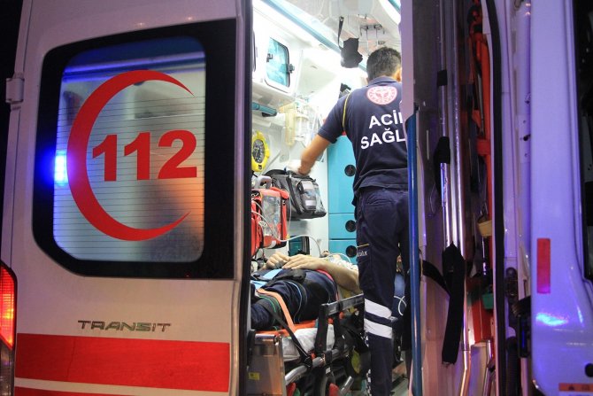 Yağışlı Havada Kontrolden Çıkan Otomobil Bariyerlere Çarptı: 2 Yaralı