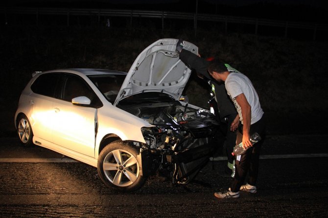 Yağışlı Havada Kontrolden Çıkan Otomobil Bariyerlere Çarptı: 2 Yaralı