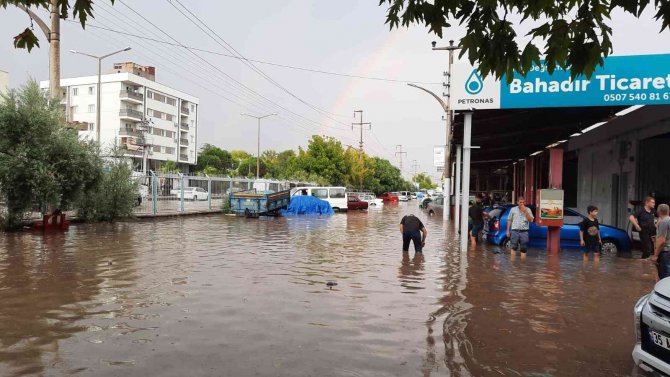 Turgutlu’da Sağanak Yağış Yolları Göle Çevirdi