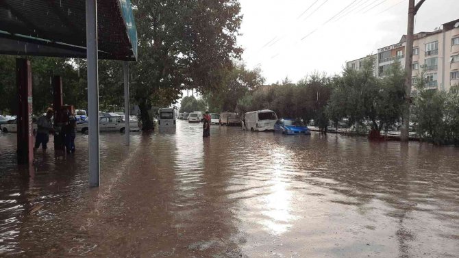 Turgutlu’da Sağanak Yağış Yolları Göle Çevirdi