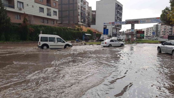 Turgutlu’da Sağanak Yağış Yolları Göle Çevirdi