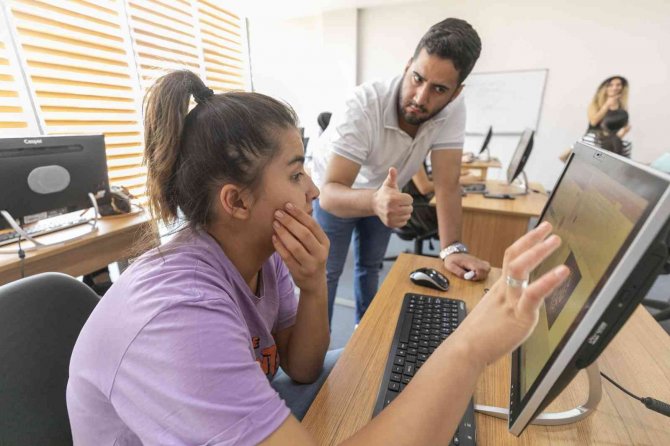 İ̇şitme Engelliler İçin Açılan Bilgisayar Kursu İlgi Görüyor