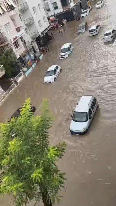 İ̇zmir’de Metrekareye 35,4 Kilogram Yağış Düştü