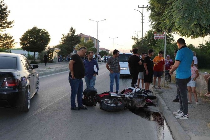 Motosikletle Otomobil Çarpıştı: 2 Yaralı