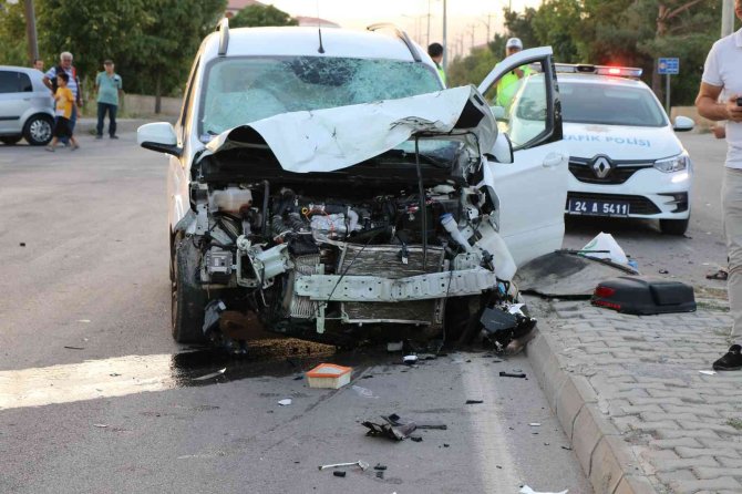 Motosikletle Otomobil Çarpıştı: 2 Yaralı