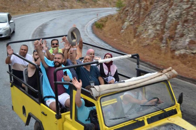 Ölüme Böyle El Salladılar