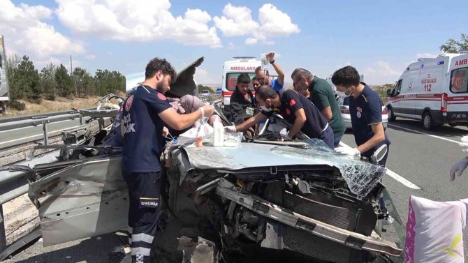 Feci Kazada Tıra Çarpan Otomobil Hurdaya Döndü: Anne Ve Baba Öldü, Oğul Yaralı