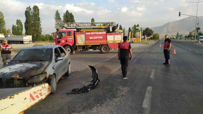 Van’da Seyir Halindeki Otomobil Alev Alev Yandı