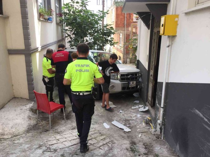 Ordu’da Otomobil Evin Duvarına Çarptı