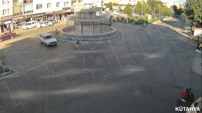 Yaya Geçidini Kullanmayan Bayana Otomobil İşte Böyle Çarptı