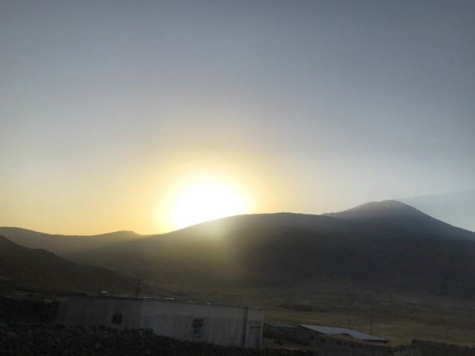 Ağrı Dağı’nda Güneşin Doğuşu