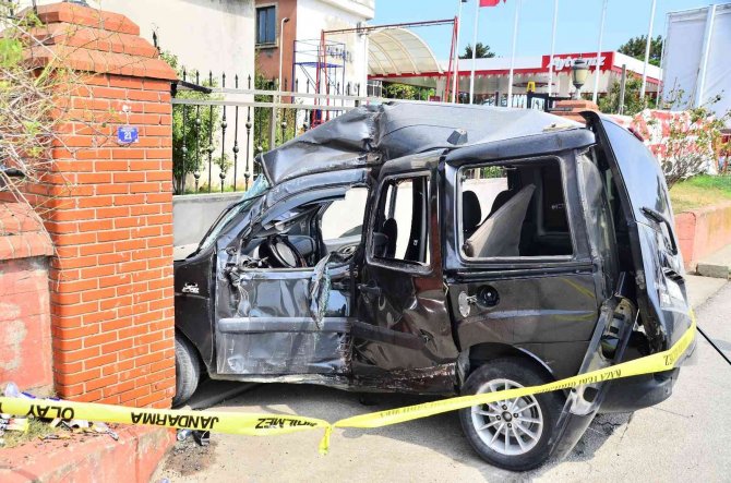 Hafif Ticari Araç Evin Duvarına Çarptı: 1 Ölü