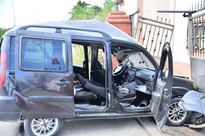 Hafif Ticari Araç Evin Duvarına Çarptı: 1 Ölü