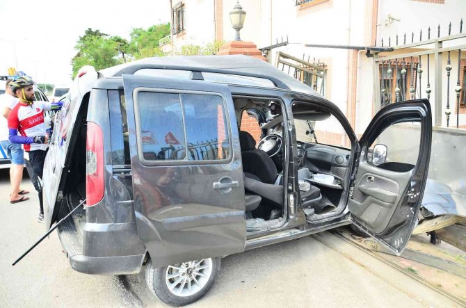 Hafif Ticari Araç Evin Duvarına Çarptı: 1 Ölü