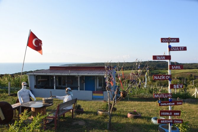 Yazlığını Açık Hava Müzesi Haline Getirdi