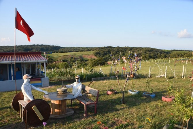 Yazlığını Açık Hava Müzesi Haline Getirdi