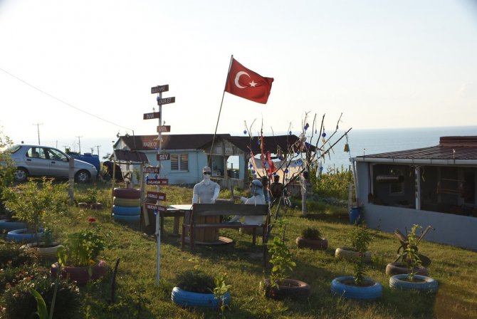 Yazlığını Açık Hava Müzesi Haline Getirdi