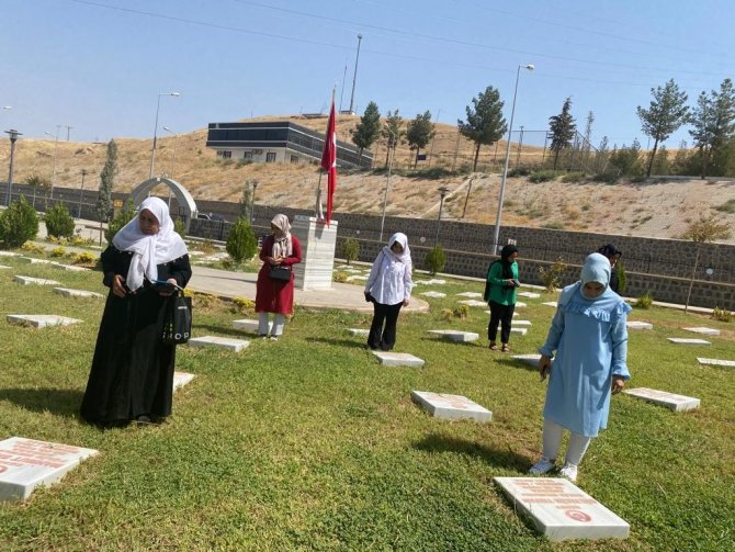 Cizreli Kadınlar Bombalı Saldırıda Şehit Olan 12 Polisi Unutmadı
